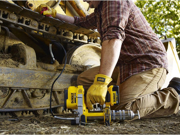 Dewalt 18V Akku-Fettpresse DCGG571 (690 bar Auspressdruck, Auspressgeschwindigkeit 147g/min, mit 1m Schlauch und LED Arbeitslicht, inklusive 1x Schultergurt ohne Akku und Ladegerät) GEBRAUCHT