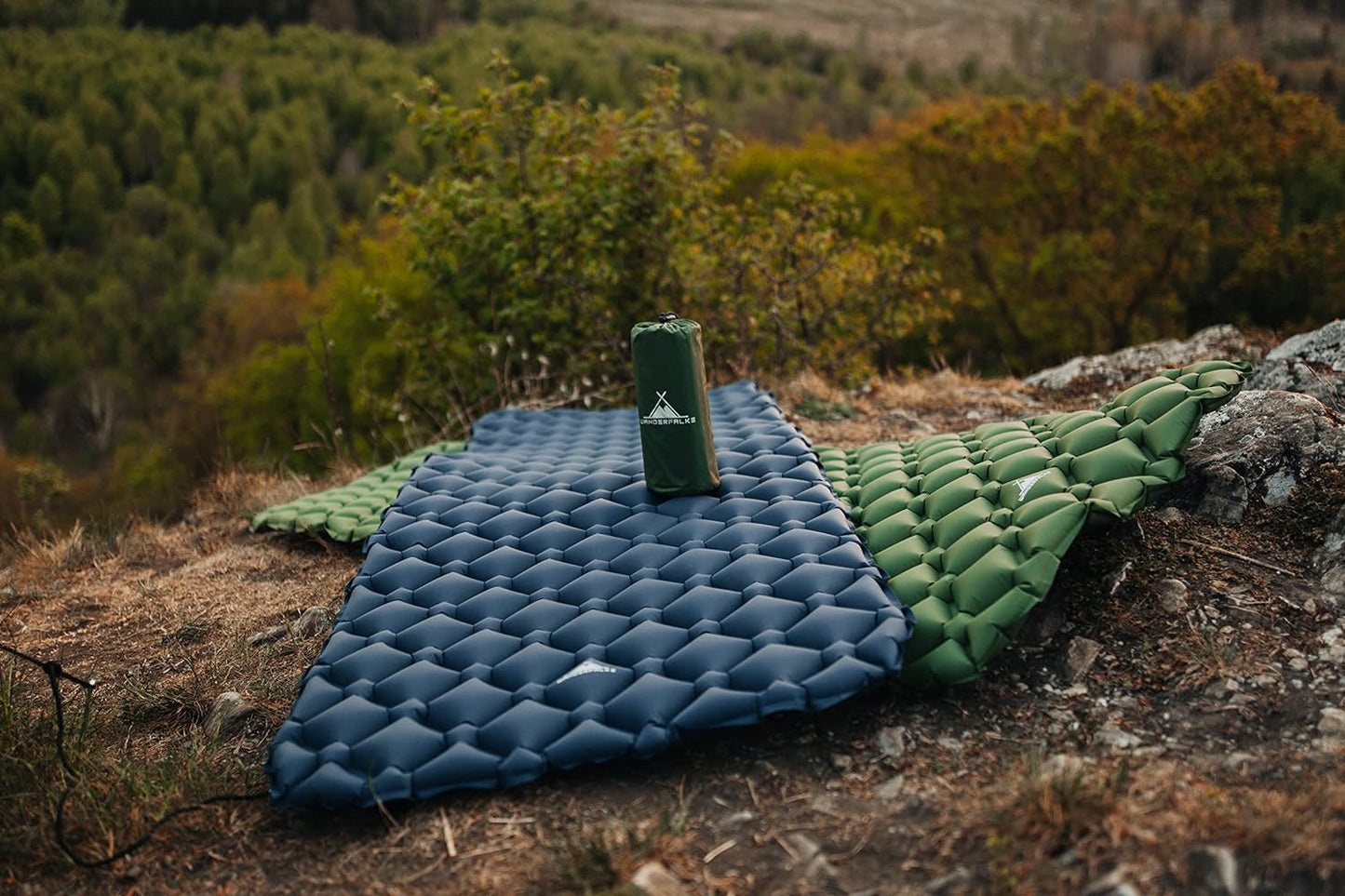 WANDERFALKE® Ultraleichte aufblasbare Isomatte – XL Breite 66 cm – Campingmatratze mit kleinem Packmaß für Outdoor, Camping, Wandern & Bikepacking