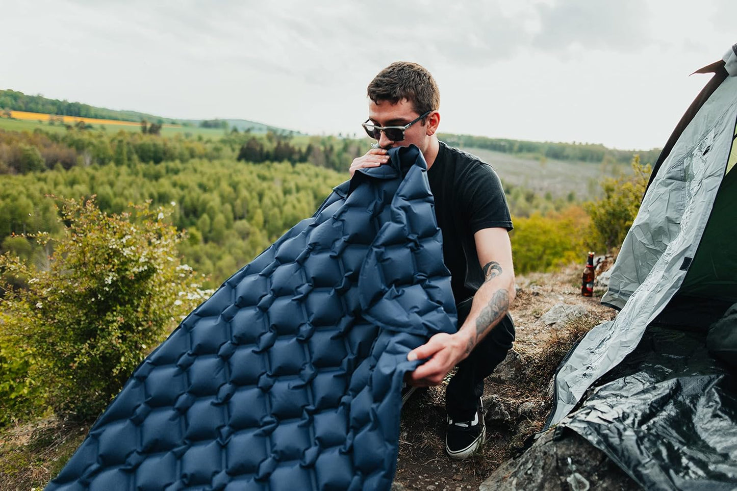 WANDERFALKE® Ultraleichte aufblasbare Isomatte – XL Breite 66 cm – Campingmatratze mit kleinem Packmaß für Outdoor, Camping, Wandern & Bikepacking