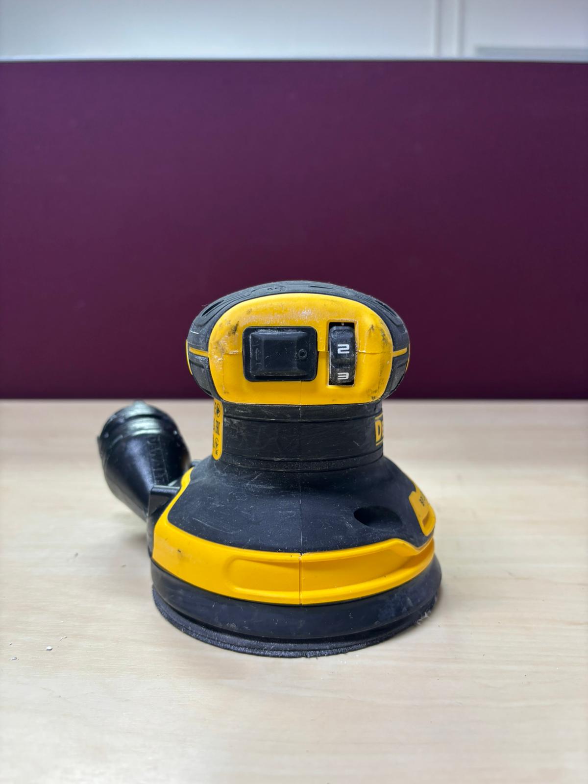 DeWALT DCW210N-XJ Akku Exzenterschleifer XR (125mm/18V/ohne akku) GEBRAUCHT