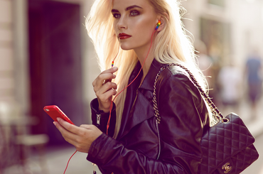 2 x Happy Plugs Earbuds Kopfhörer mit Mikrofon kabelgebunden Rainbow Edition