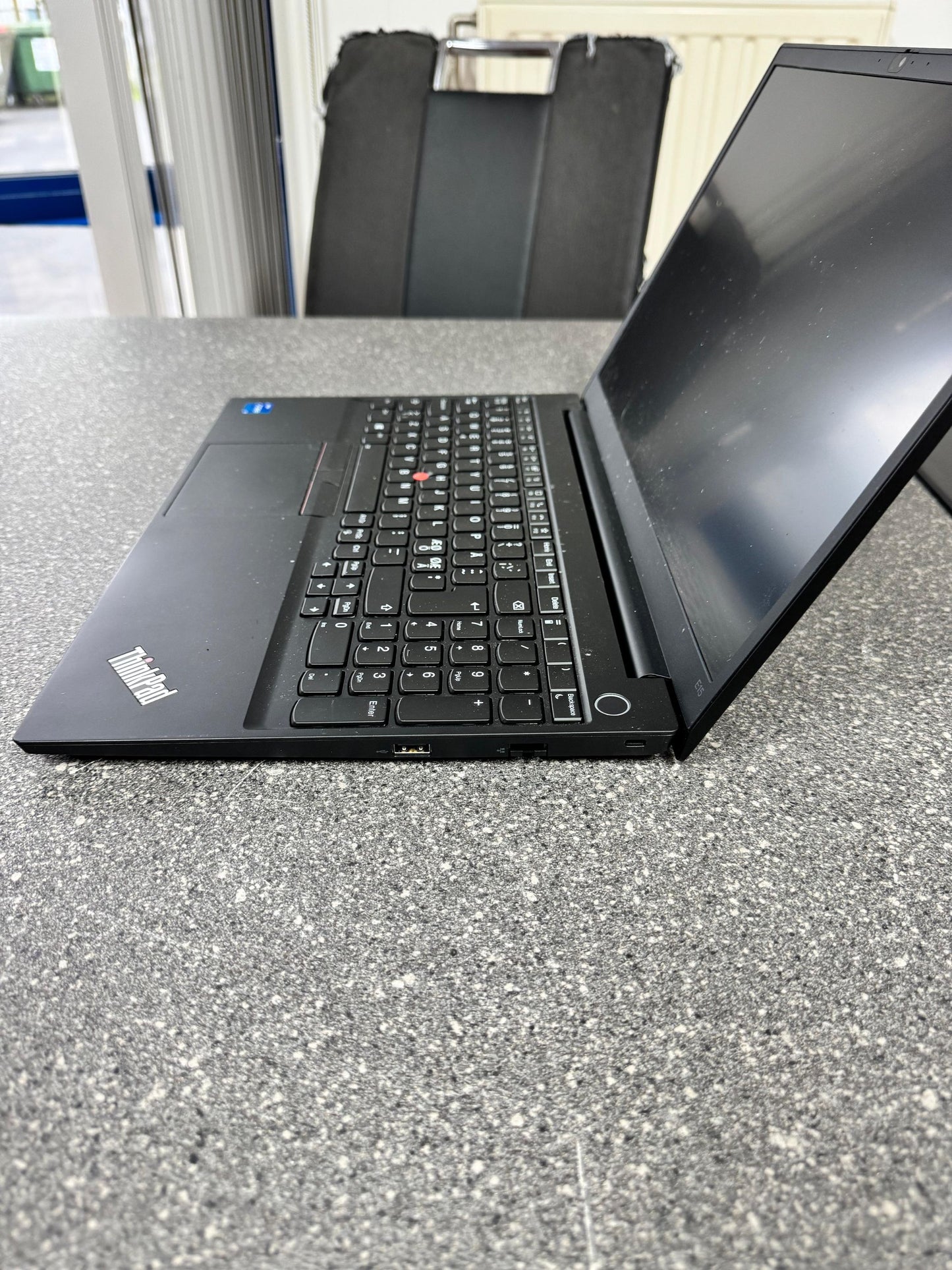 Lenovo Thinkpad E15 11th Gen Intel(R) Core(TM) i5-1135G7 @ 2.40GHz 1400 MHz 8Gb Ram 256
