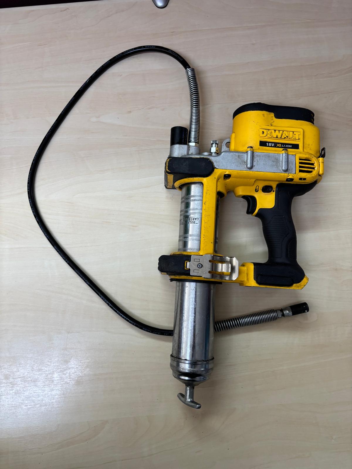 Dewalt 18V Akku-Fettpresse DCGG571 (690 bar Auspressdruck, Auspressgeschwindigkeit 147g/min, mit 1m Schlauch und LED Arbeitslicht, inklusive 1x Schultergurt ohne Akku und Ladegerät) GEBRAUCHT