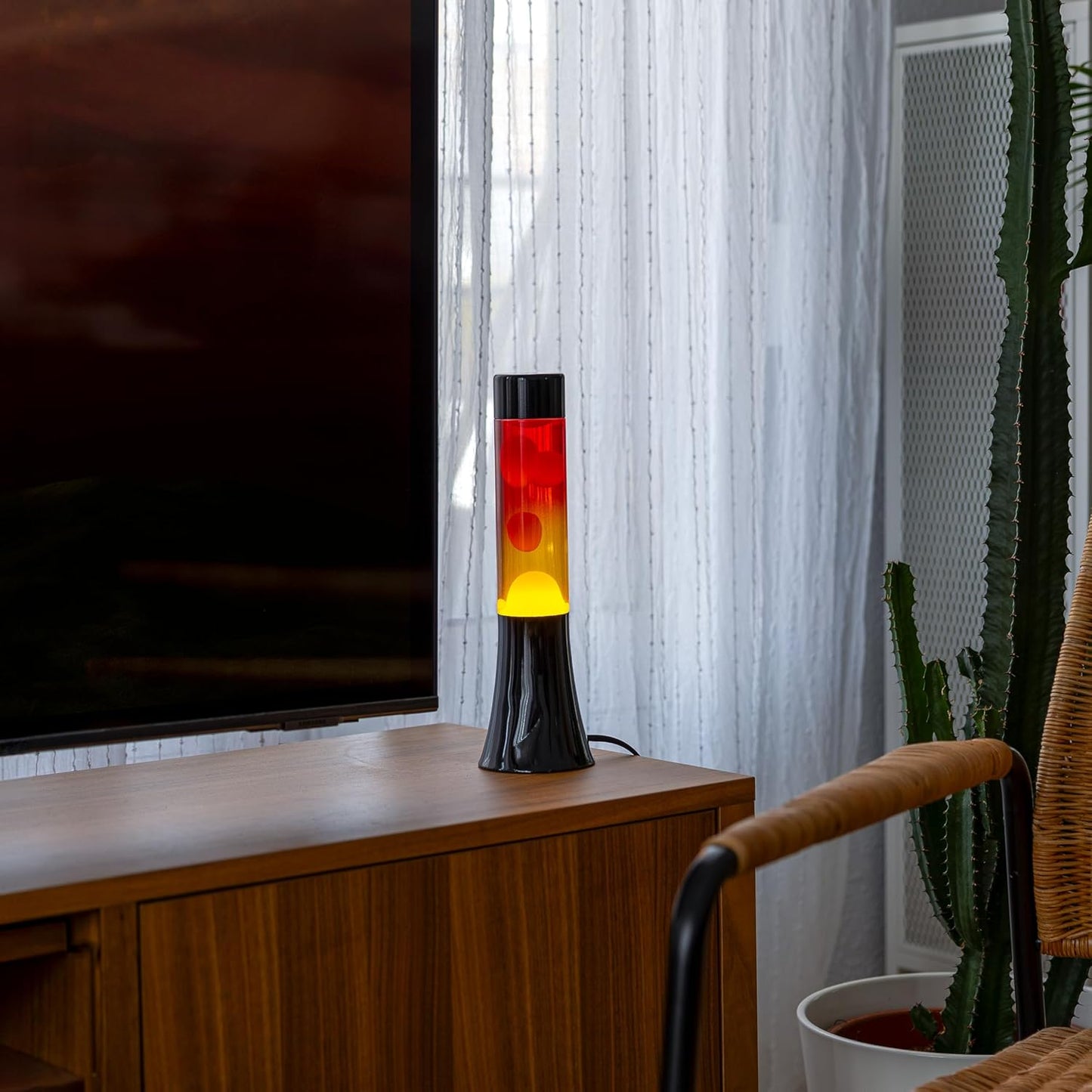 Fisura Mehrfarbige Lavalampe mit Farbverlauf. 30 cm große mit schwarzem Sockel und Glas