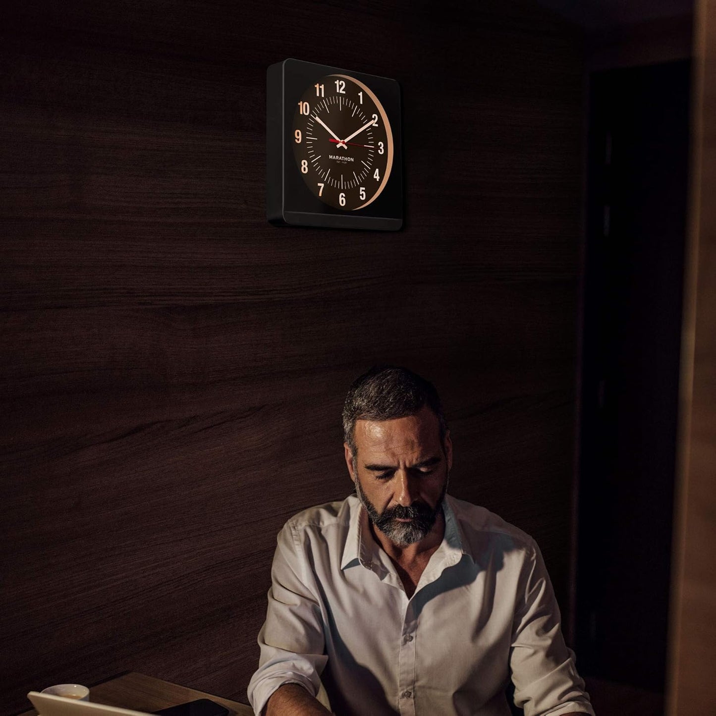 Marathon Jumbo Silent Sweep Studio Wanduhr | 30 cm Quadratische Nicht tickende analoge Wanduhr | Leicht ablesbar | Automatische Hintergrundbeleuchtung | Ideal für Studios & Büros