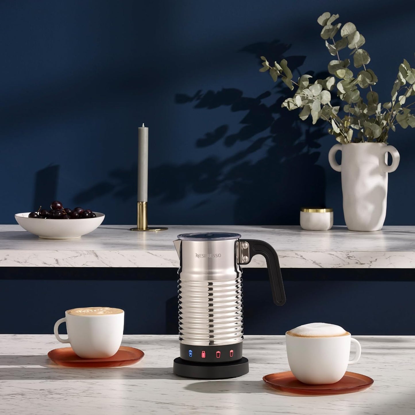 Nespresso Aeroccino4 Milchaufschäumer (Geschirrspüler geeignet, 120 ml Milchschaumkapazität, 240 ml heiße Milchkapazität, Silber)