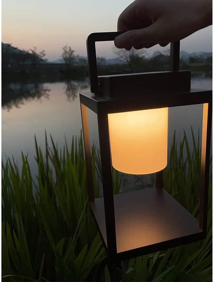 DOMAX 1953 Tragbare Außenlampe - LED Außenleuchte mit Aluminium Gehäuse, 600 Lumen, 75 Std. Beleuchtung, IP44 Regenschutz für Grillen Party Event - Matt Schwarz