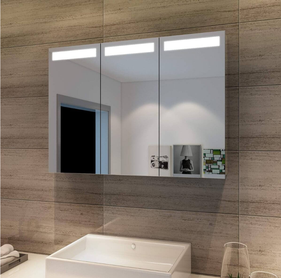 SONNI Spiegelschrank mit LED Beleuchtung 90 x 65 cm Dreitüriger Edelstahl Badezimmer Spiegelschrank mit Steckdose und Kippschalter, Scharnier Design