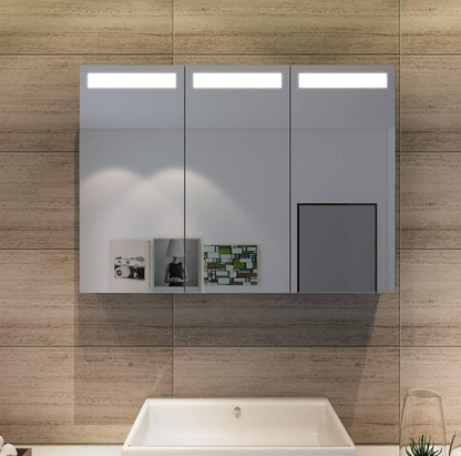 SONNI Spiegelschrank mit LED Beleuchtung 90 x 65 cm Dreitüriger Edelstahl Badezimmer Spiegelschrank mit Steckdose und Kippschalter, Scharnier Design