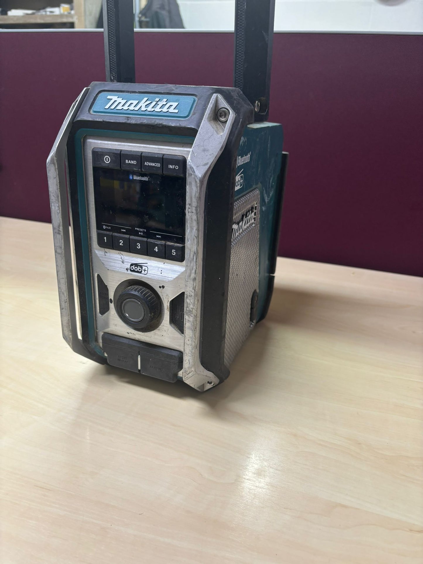 Makita DMR115 Akku-Baustellenradio (ohne Akku, ohne Ladegerät), Türkis, Schwarz, Silber GEBRAUCHT