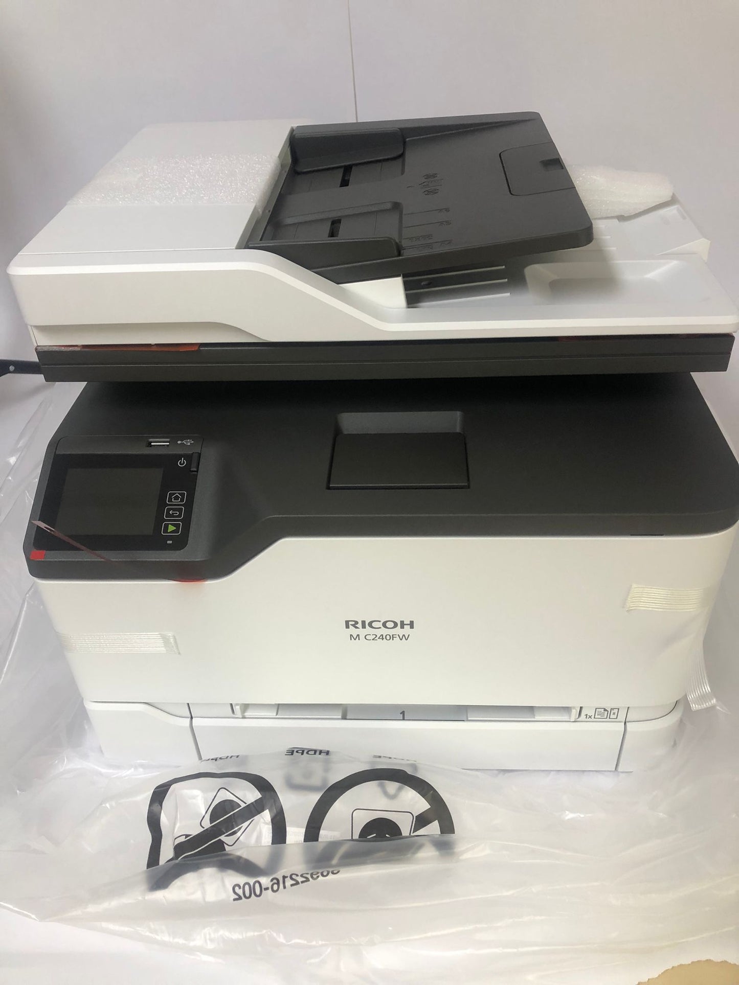 Imprimante multifonction laser couleur 4 en 1 RICOH M C240FW blanche