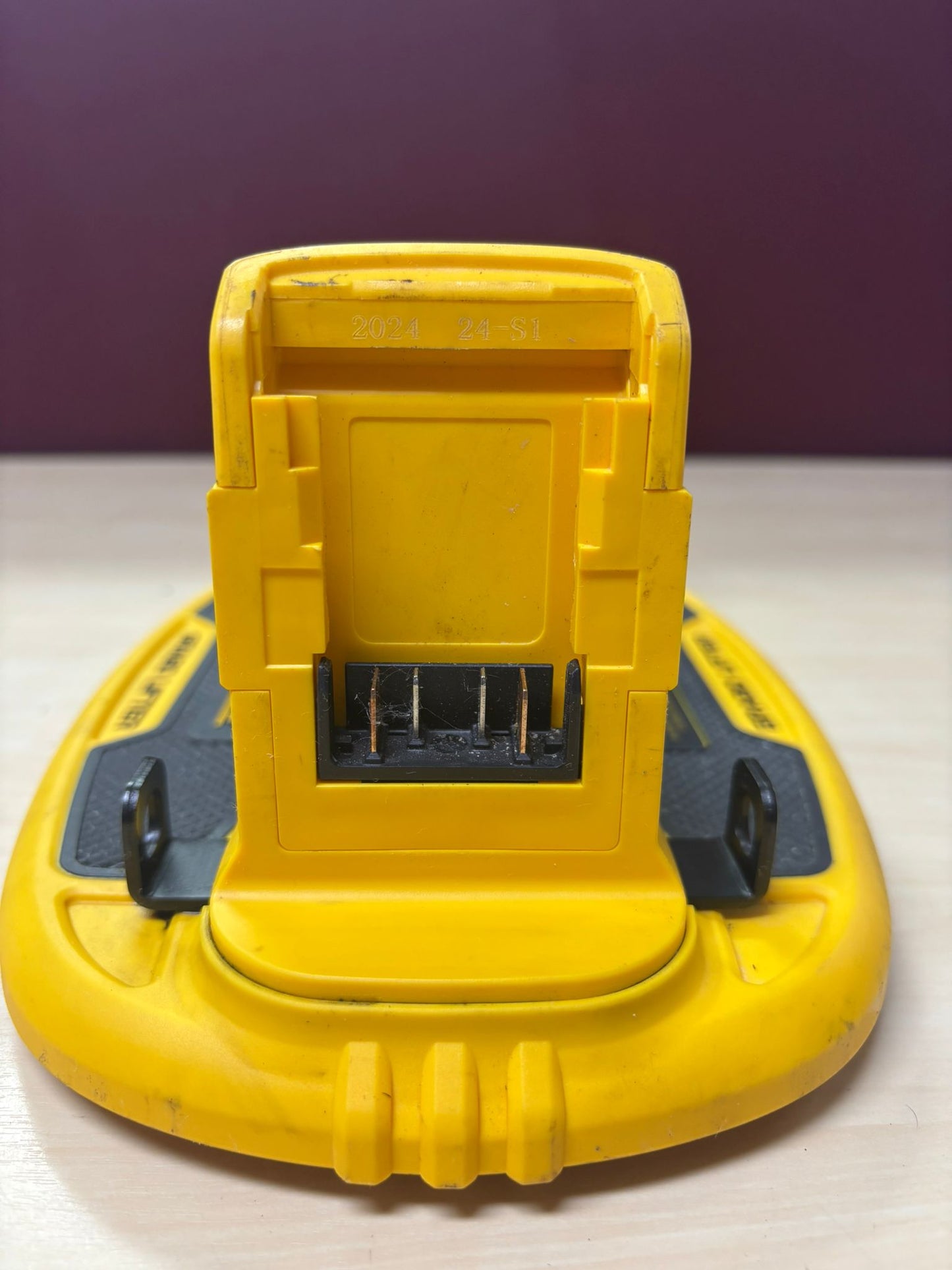 Dewalt Akku Saugheber DCE590N-XJ 18 Volt XR - Vakuumheber, ansaugen auf Knopfdruck mit digitalem Manometer, bis 120kg GEBRAUCHT