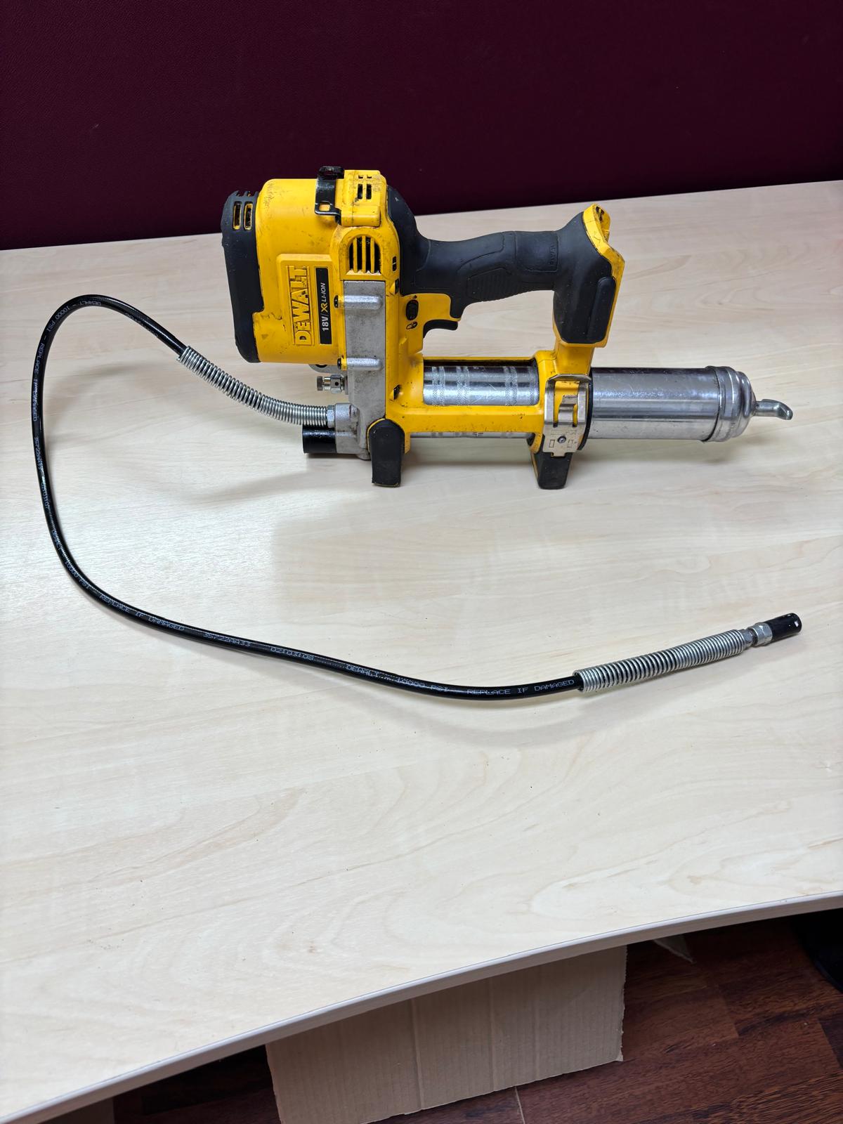 Dewalt 18V Akku-Fettpresse DCGG571 (690 bar Auspressdruck, Auspressgeschwindigkeit 147g/min, mit 1m Schlauch und LED Arbeitslicht, inklusive 1x Schultergurt ohne Akku und Ladegerät) GEBRAUCHT