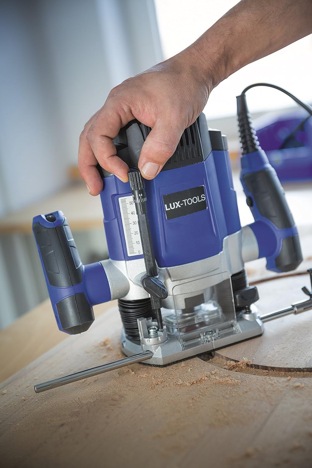 LUX-TOOLS OF-1200 A Oberfräse mit Tiefen-Feineinstellung inkl. Zirkel, Parallelanschlag, Staubsaugeranschluss &amp; Spanzange (8mm) | 230V 1200W Oberflächen-Fräse avec Hubhöhe de 50mm