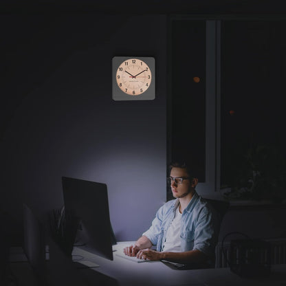 Marathon Klassische, geräuschlose, Nicht tickende Wanduhr, 30,5 cm, quadratische Wanduhr, leicht zu lesen, warmes Bernstein, automatische Hintergrundbeleuchtung, Elegante Kaminuhr