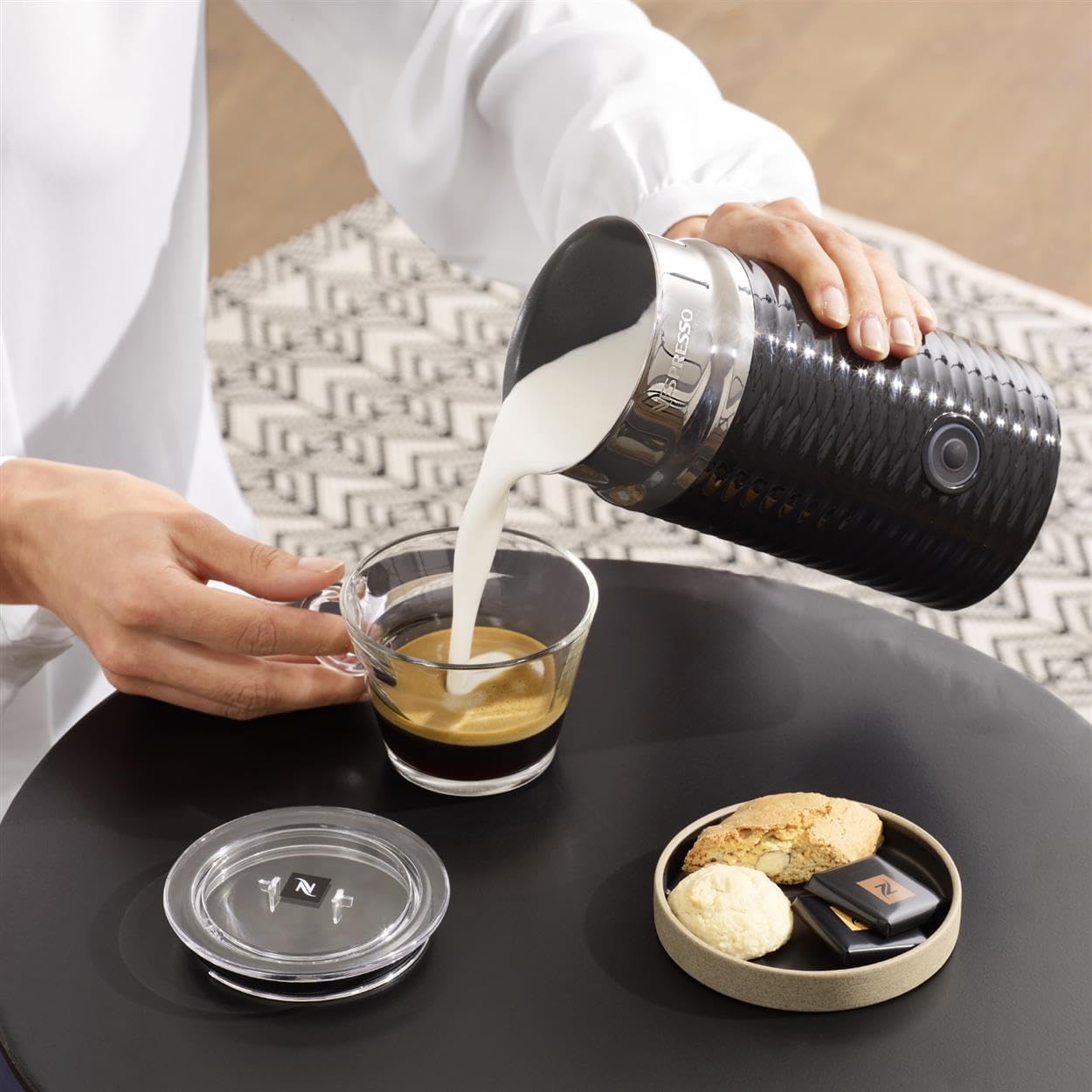 NESPRESSO Aeroccino 3 elektrischer Milchaufschäumer Edelstahl  schwarz 